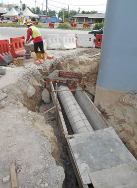 Yeraltı prekast beton menfez inşaat işçileri yüklemek