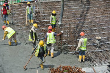 Beton pompa hortumu kullanarak ham Beton dökme işçi 