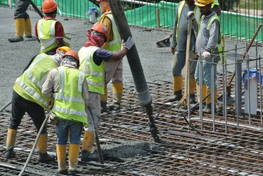  Beton pompa hortumu kullanarak ham Beton dökme işçi 