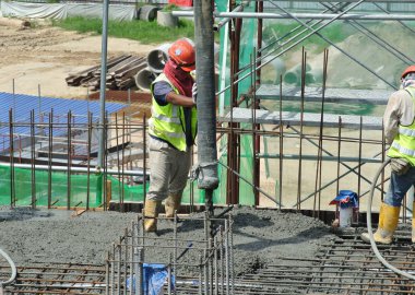  Beton pompa hortumu kullanarak ham Beton dökme işçi 