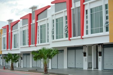 Dükkanı çok bina cephesi ile modern mimari tasarım