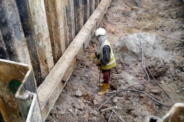 Kaynak makinesini kullanarak kesme çelik