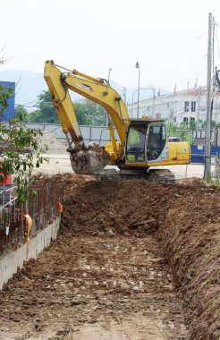 Kullanılan ağır inşaat makine toprak inşaat sahasında Kazı ekskavatör makinedir.