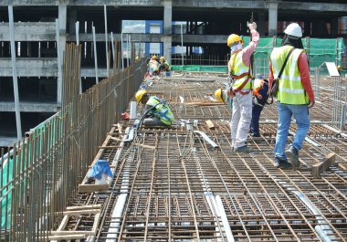 İnşaat İşçileri kat döşeme takviye bar imalatı