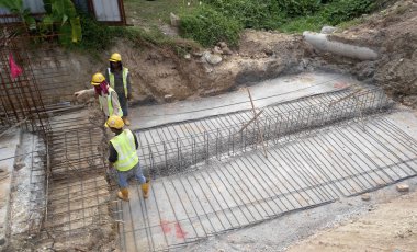 İnşaat İşçileri kat döşeme takviye bar imalatı