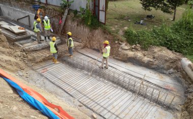 İnşaat İşçileri kat döşeme takviye bar imalatı