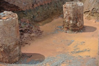 Kazılan ve kesme düzeyi için yığın delik