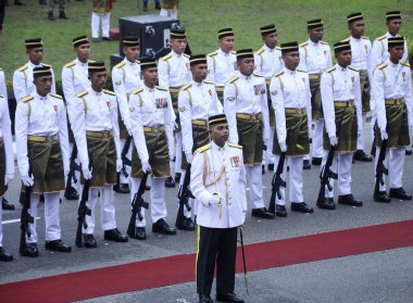 Tam geleneksel Malay ordusu üniforması ile Malezya Malay asker ve silah