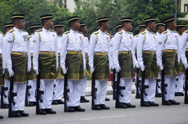 Tam geleneksel Malay ordusu üniforması ile Malezya Malay asker ve silah