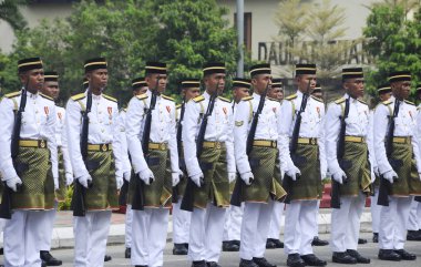 Tam geleneksel Malay ordusu üniforması ile Malezya Malay asker ve silah