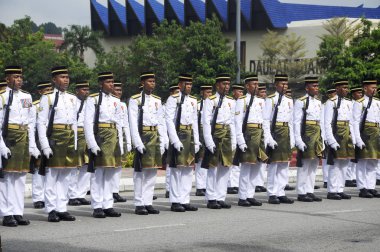 Tam geleneksel Malay ordusu üniforması ile Malezya Malay asker ve silah