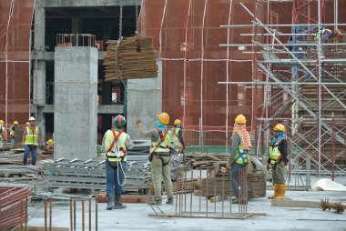 İnşaat işçileri şantiyede çalışıyor. 