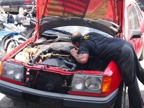 Mechanik, oprava vadné auto motor — Stock fotografie