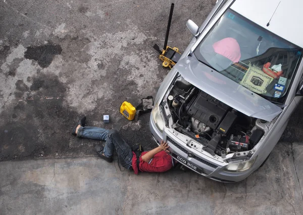 Mechanik naprawy uszkodzony samochód silnik — Zdjęcie stockowe