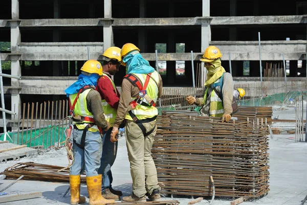 İnşaat işçileri inşaat alanında çelik takviye çubuğu üretiyorlar. — Stok fotoğraf