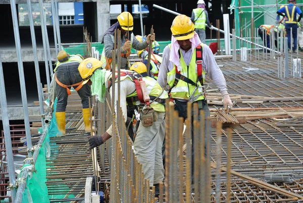  İnşaat alanında çalışan inşaat işçileri