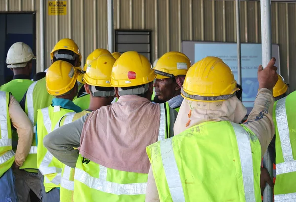  Grup inşaat işçileri montajı açık alan