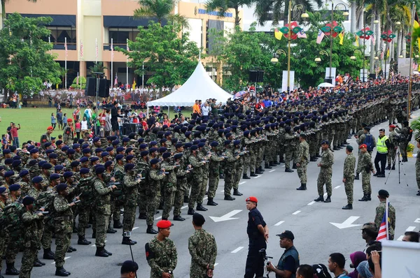 Малайзія Королівського полку малайською мовою в повному обсязі, рівномірної та збройних — стокове фото