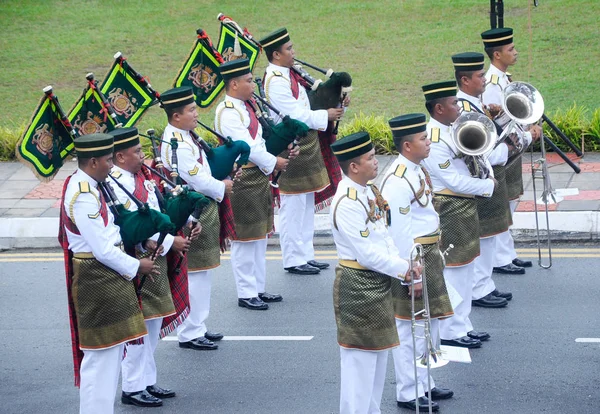 Malezya Malay asker tam geleneksel üniforma ve Bando ile.