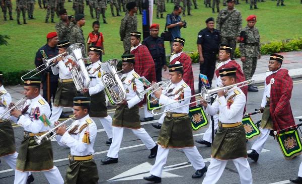 Malaio soldado malaio com uniforme tradicional completo e banda de latão . — Fotografia de Stock
