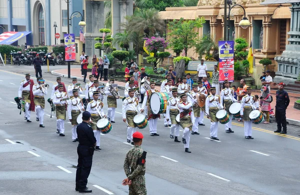 Malezya Malay asker tam geleneksel üniforma ve Bando ile.