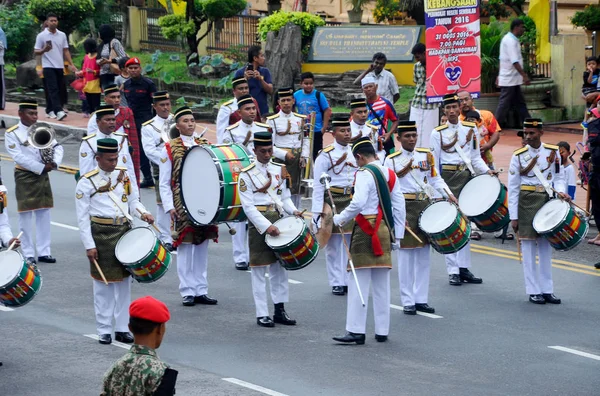 Malezya Malay asker tam geleneksel üniforma ve Bando ile.