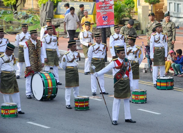 Malezya Malay asker tam geleneksel üniforma ve Bando ile.
