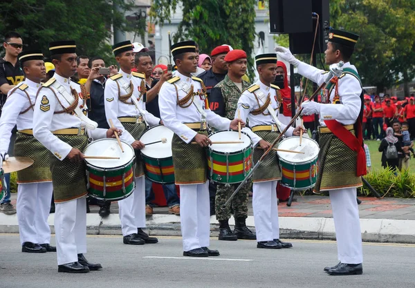 Malaio soldado malaio com uniforme tradicional completo e banda de latão . — Fotografia de Stock