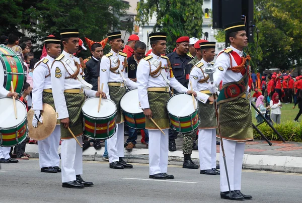 Μαλαισίας Μαλαισίας στρατιώτη με πλήρη παραδοσιακή στολή και μπάντα χάλκινων πνευστών. — Φωτογραφία Αρχείου