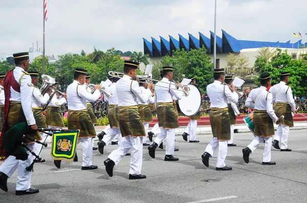 Malezya Malay asker tam geleneksel üniforma ve Bando ile.