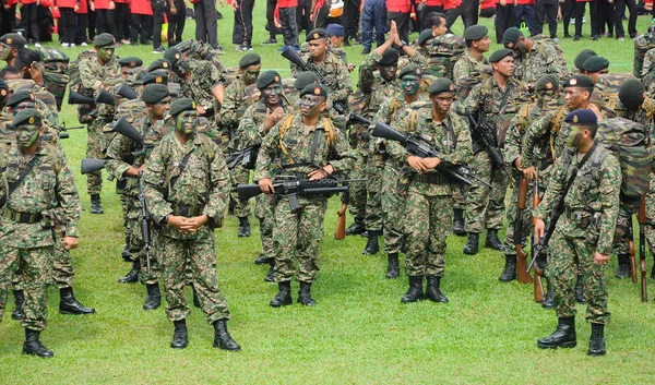  Malezya Kraliyet Malay alayında tam düzgün ve silahlı