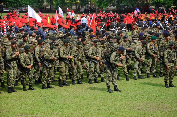  Malezya Kraliyet Malay alayında tam düzgün ve silahlı