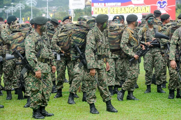 Malaysia Royal Malay Regiment in uniforme completa e armato — Foto Stock