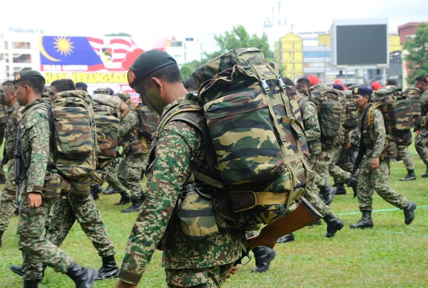 Malásia Regimento Real Malaio com uniforme completo e armado — Fotografia de Stock