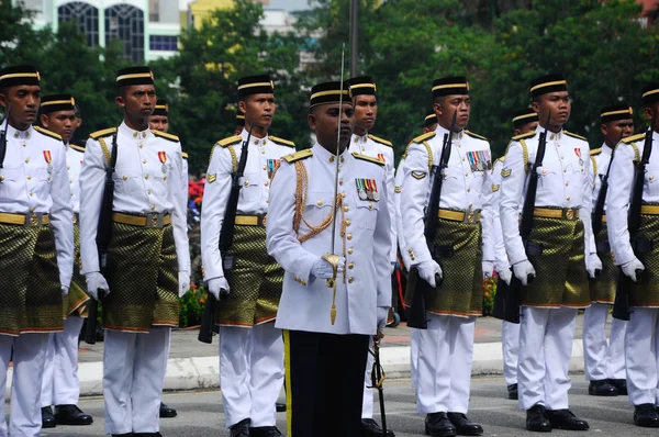 Malaisie Soldat malais avec uniforme malais traditionnel complet et arme . — Photo