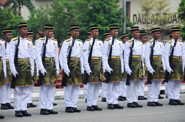 马来西亚马来士兵全套传统马来制服和武器. — 图库照片