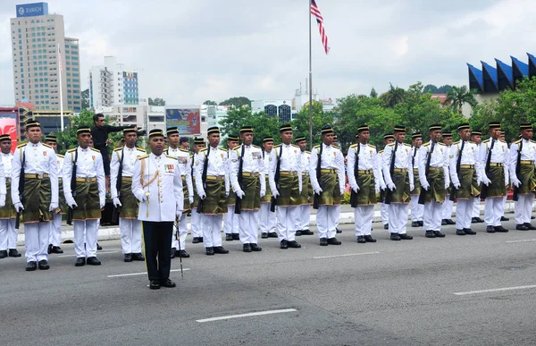 Malaysia Tentara Melayu dengan seragam malay tradisional penuh dan senjata . — Stok Foto