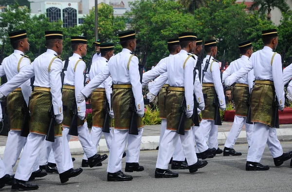 Malaiischer Soldat mit voller traditioneller malaiischer Uniform und Waffe. — Stockfoto