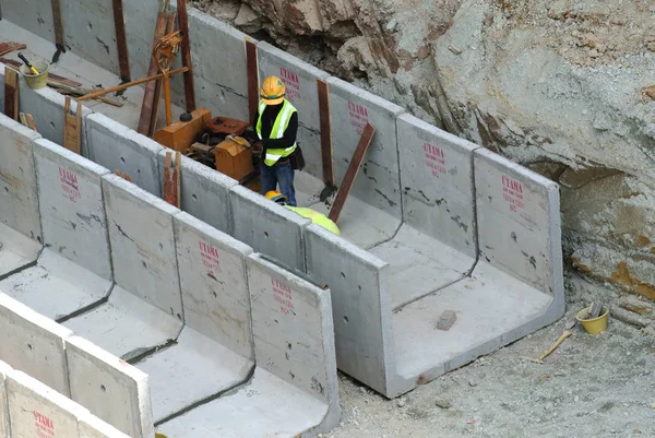 Yeraltı prekast beton menfez inşaat işçileri yüklemek