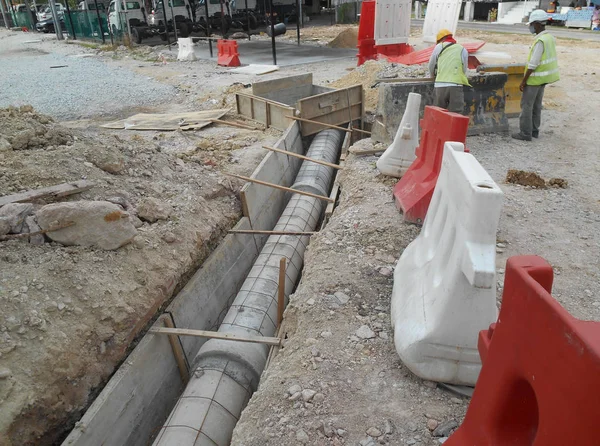 Yeraltı prekast beton menfez inşaat işçileri yüklemek