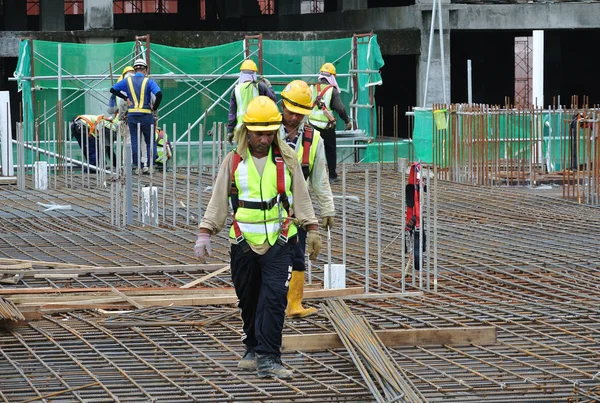 İnşaat alanında çalışan inşaat işçileri 