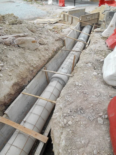 Yeraltı prekast beton menfez inşaat işçileri yüklemek