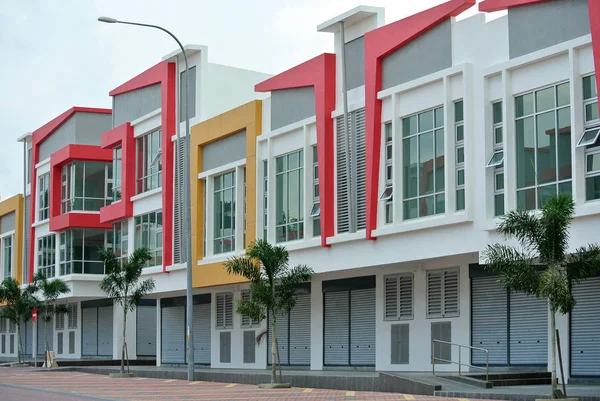 Boutique façade de bâtiment de terrain avec design d'architecture moderne — Photo