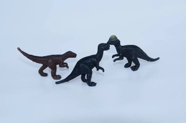 Modelo de dinossauros de brinquedo no fundo branco — Fotografia de Stock