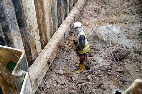 Kaynak makinesini kullanarak kesme çelik