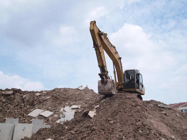 La máquina de excavadoras es la máquina de construcción pesada utilizada para excavar el suelo en el sitio de construcción . — Foto de Stock