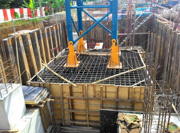 Tapa de pila forma de trabajo con barra de refuerzo en — Foto de Stock