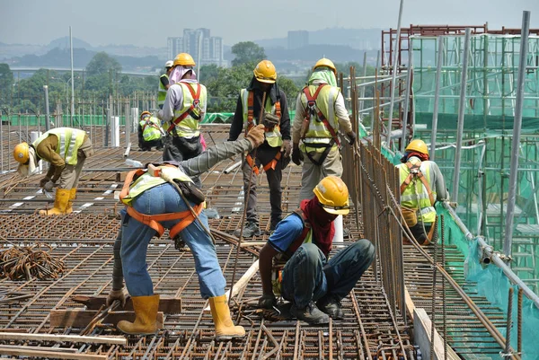 制作地板板钢筋的建筑工人 — 图库照片