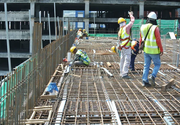 İnşaat İşçileri kat döşeme takviye bar imalatı