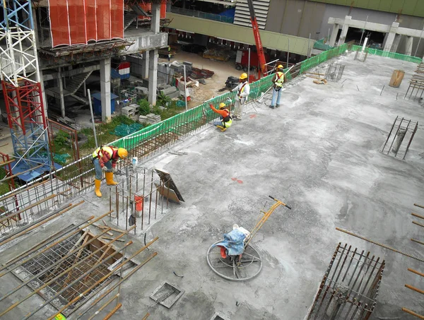 Trabalhadores da construção civil fabricando barra de reforço de laje de piso — Fotografia de Stock